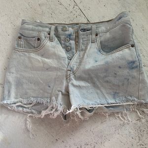 Women’s levis size 26 light wash color high waisted